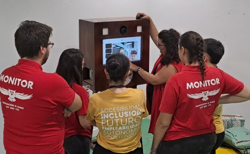 Grupo de monitores de Equaltech probando el fotomatón con inteligencia artificial en una graduación